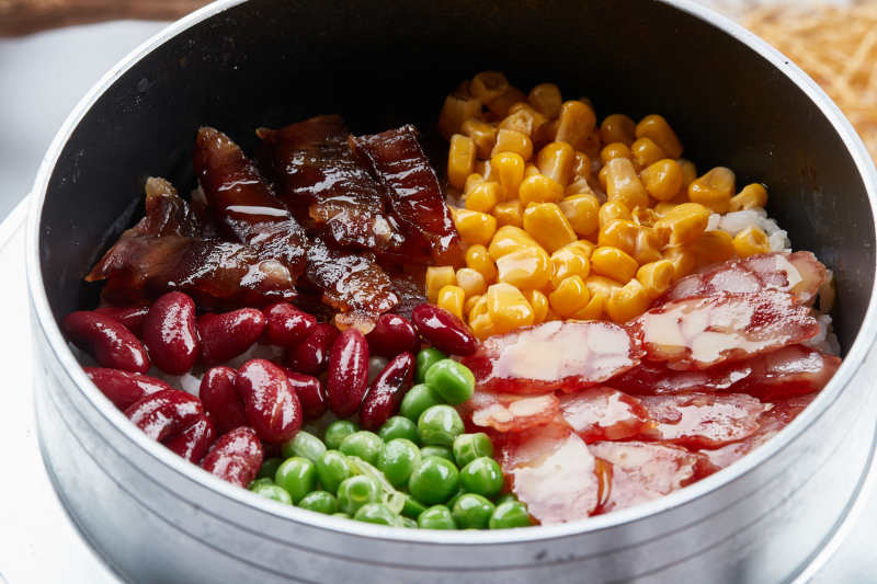 港式茶餐腊味腊肠煲仔饭图片