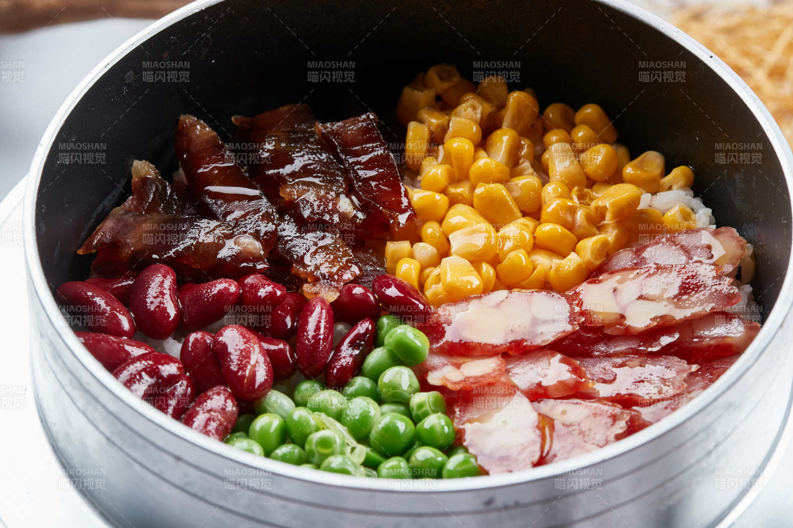 港式茶餐腊味腊肠煲仔饭图片