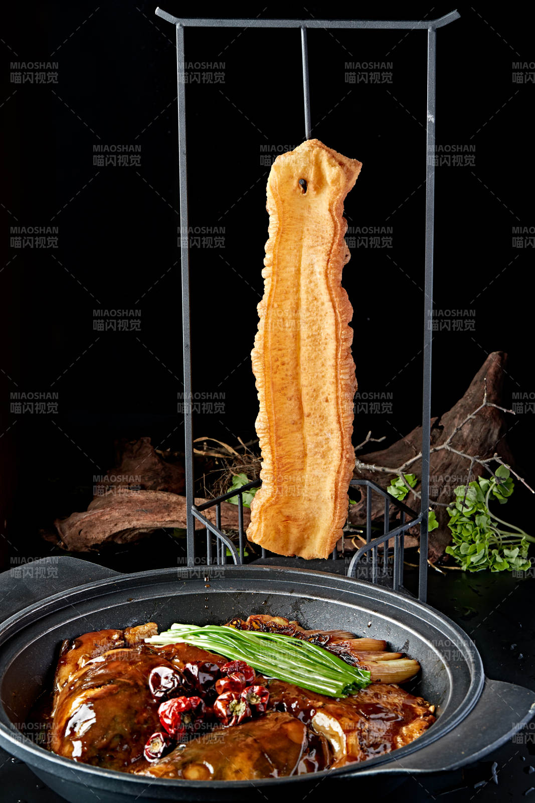 砂锅酱焖千岛湖大鱼头配油条图片