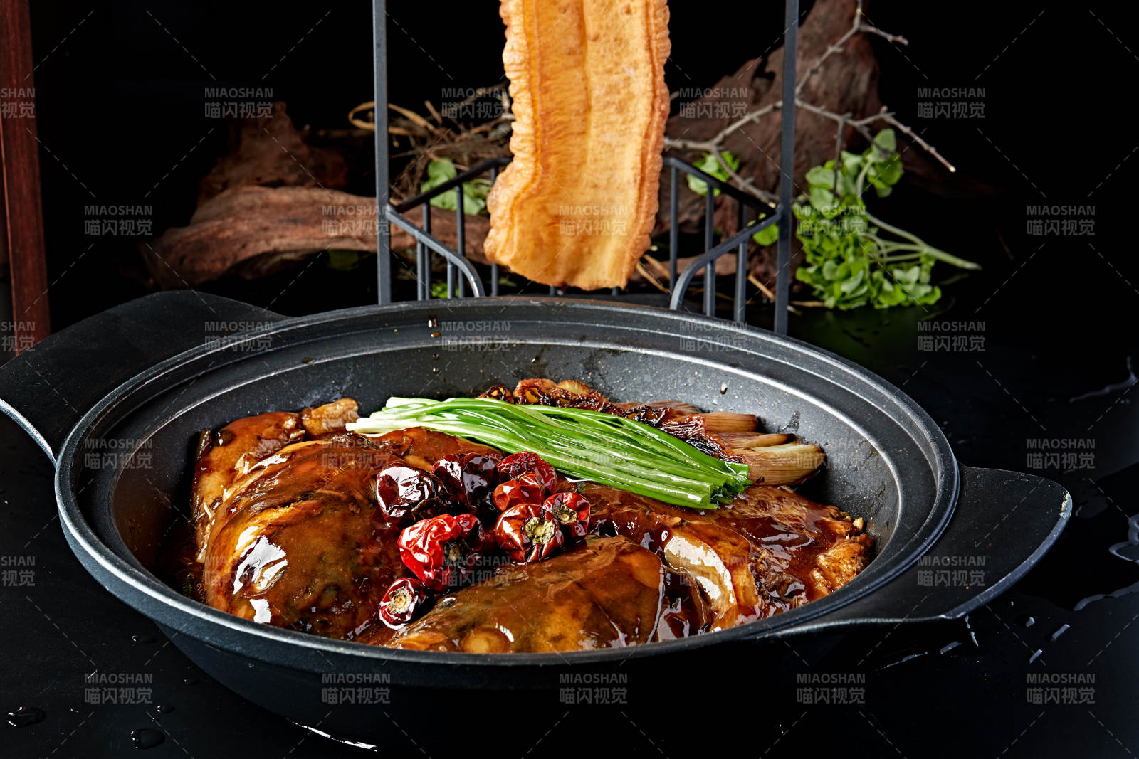 砂锅酱焖千岛湖大鱼头配油条图片