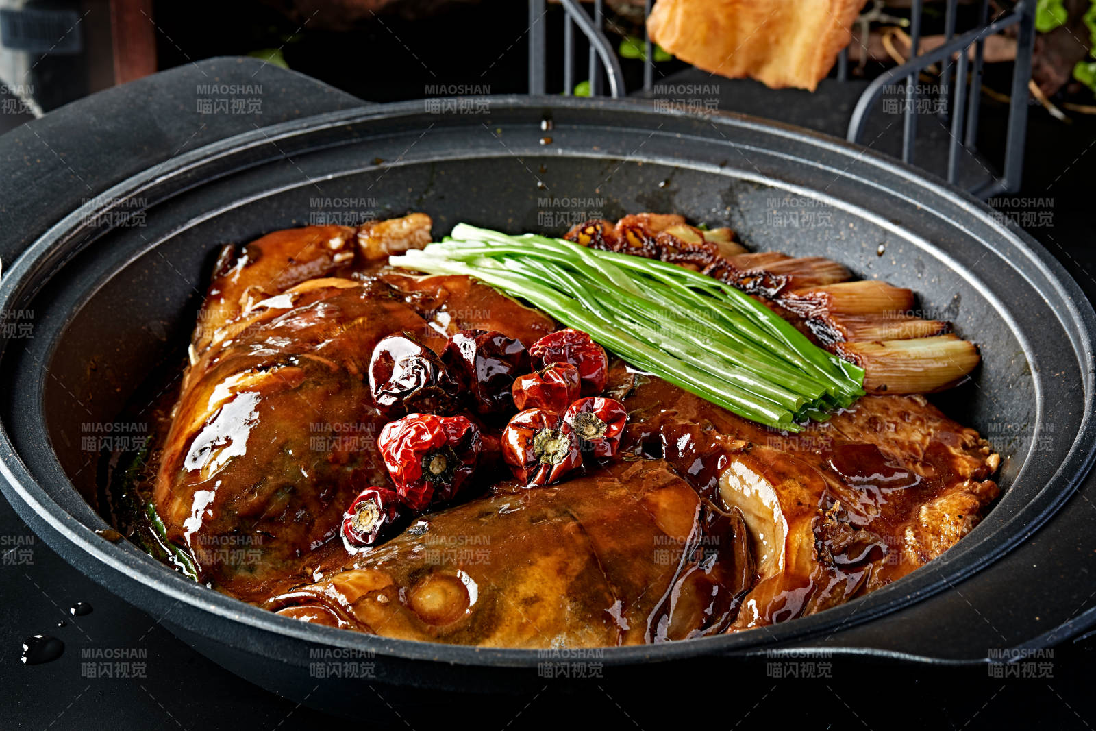 砂锅酱焖千岛湖大鱼头配油条图片