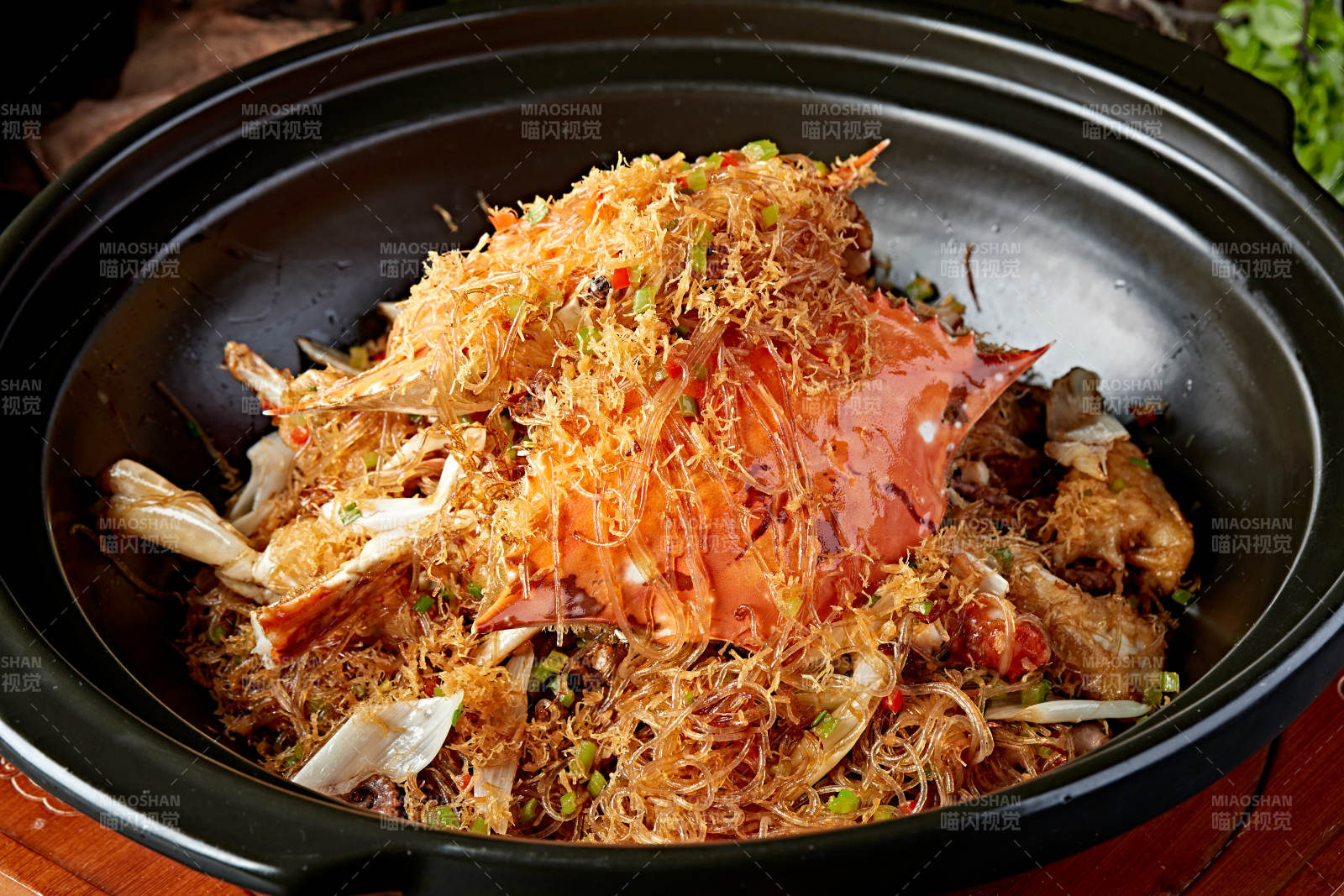东南亚美食砂锅螃蟹炒米粉图片