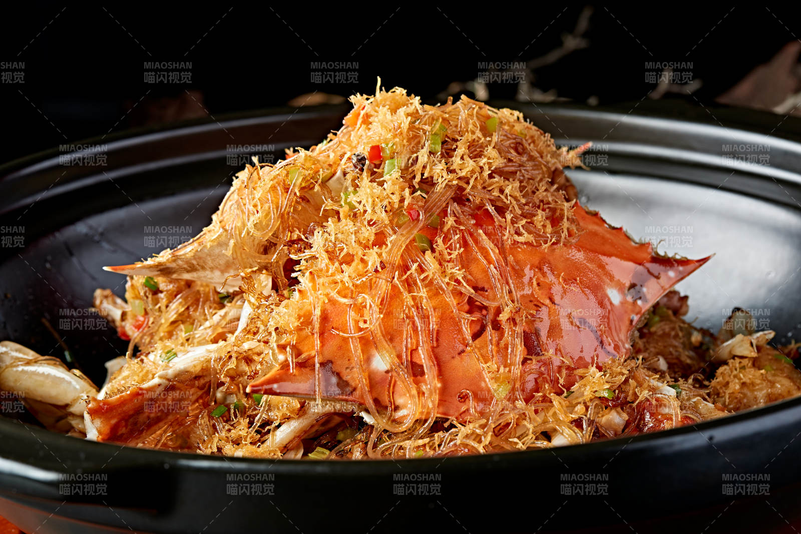 东南亚美食砂锅螃蟹炒米粉图片