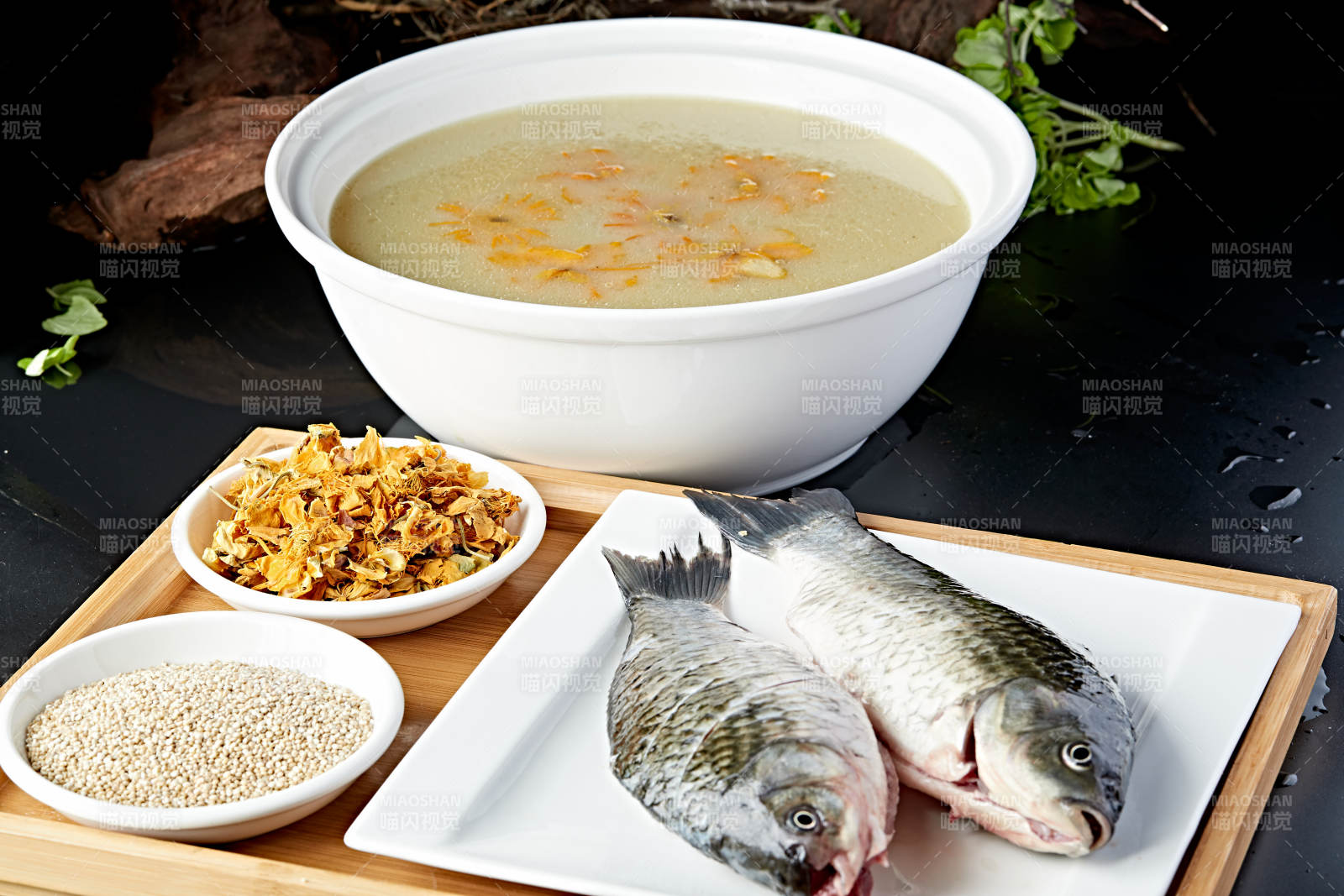 滋补鲫鱼藜麦金莲花汤图片