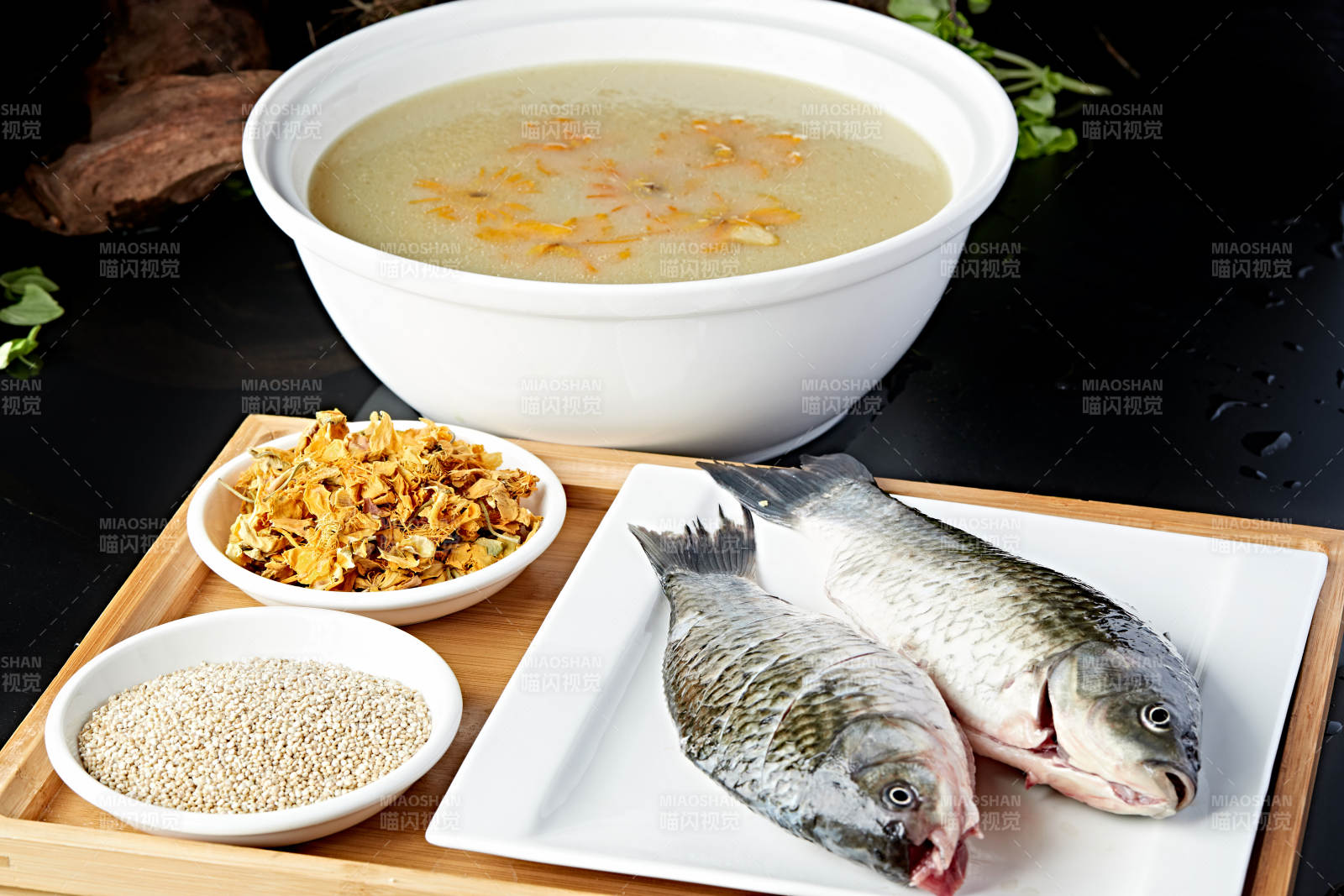 滋补鲫鱼藜麦金莲花汤图片