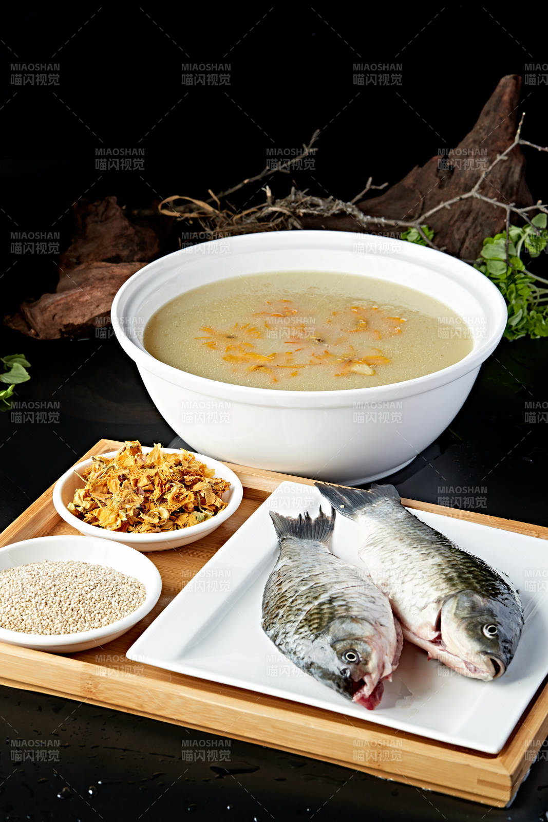 滋补鲫鱼藜麦金莲花汤图片