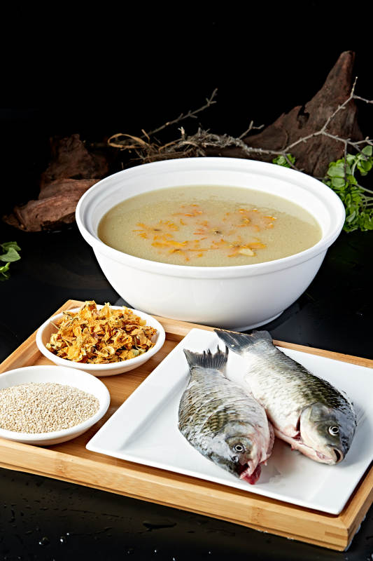 滋补鲫鱼藜麦金莲花汤图片