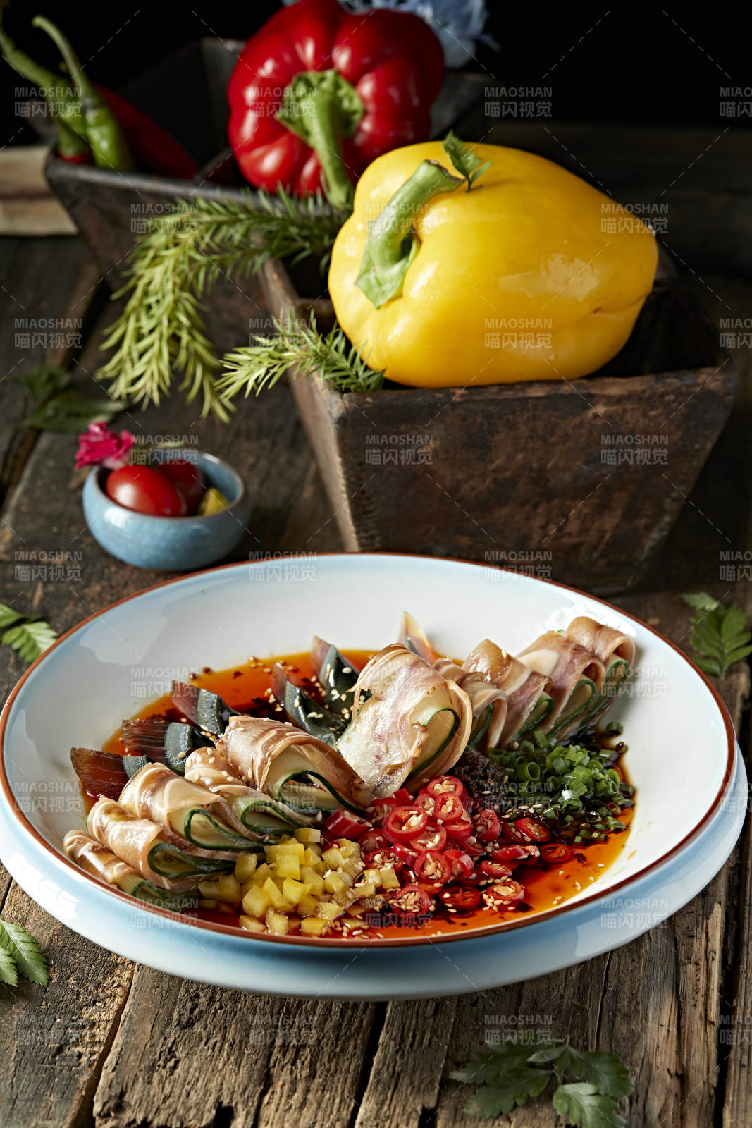 红油香辣皮蛋猪耳拼图片