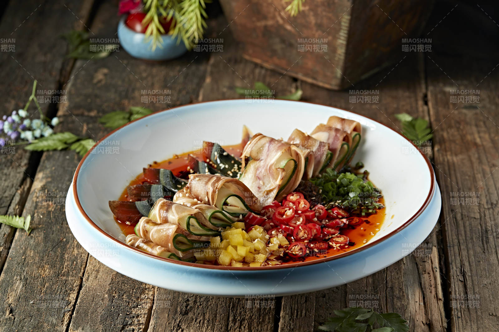 红油香辣皮蛋猪耳拼图片