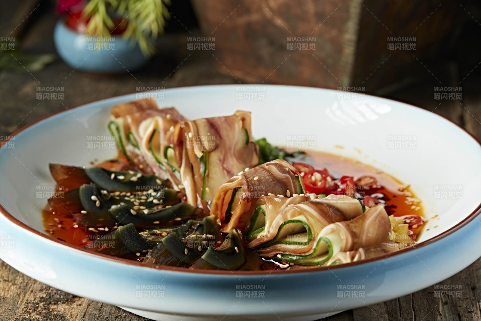 红油香辣皮蛋猪耳拼图片