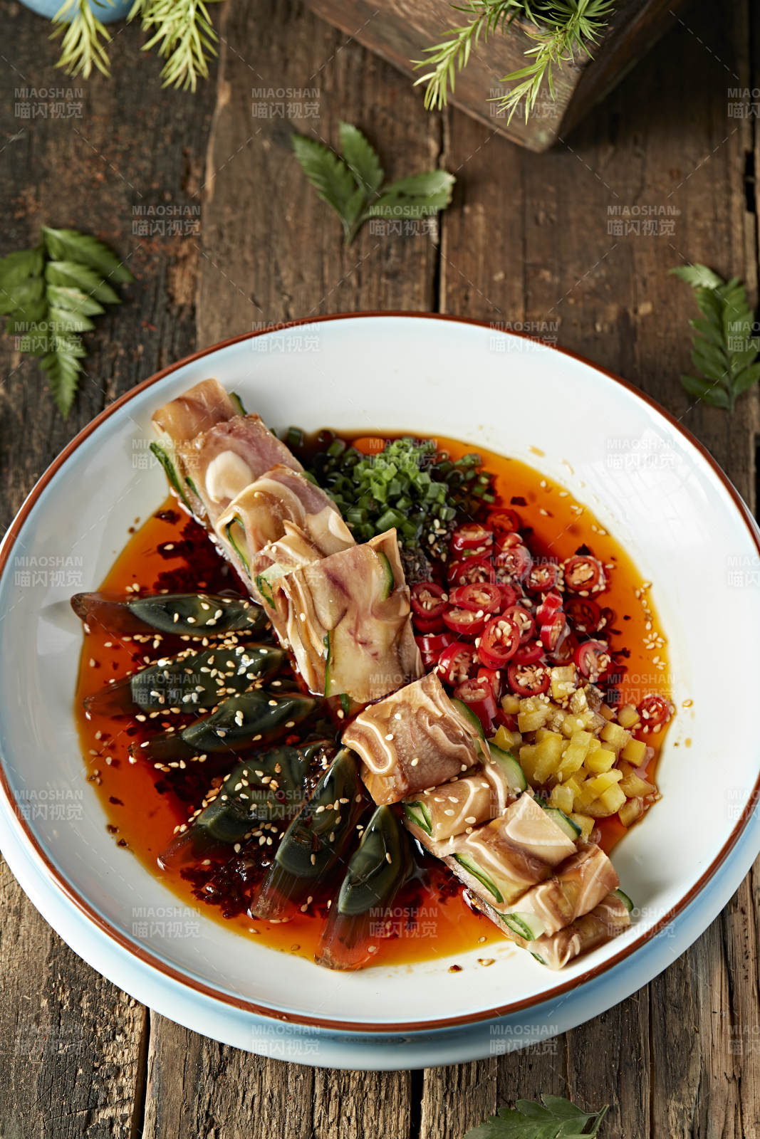 红油香辣皮蛋猪耳拼图片