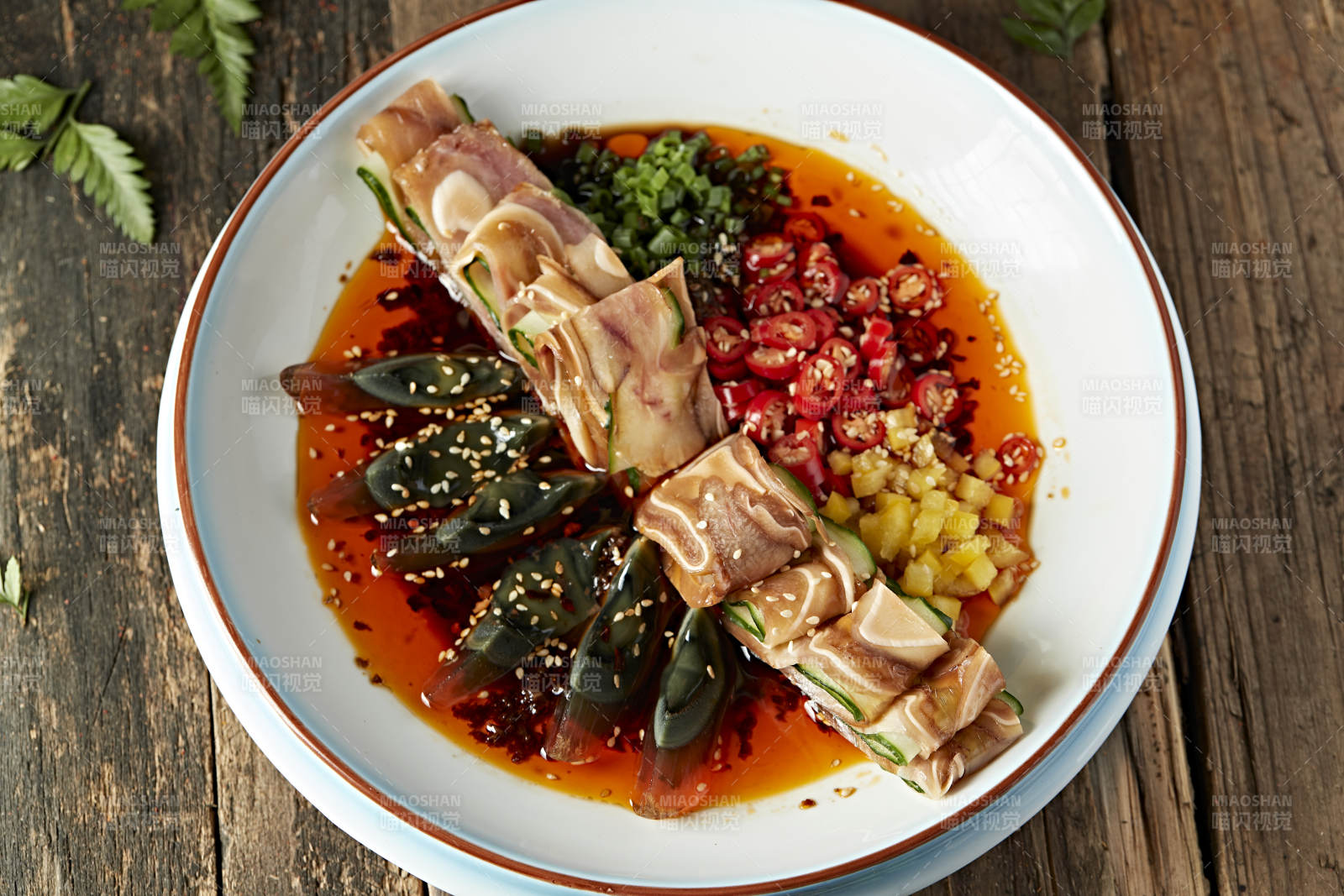 红油香辣皮蛋猪耳拼图片