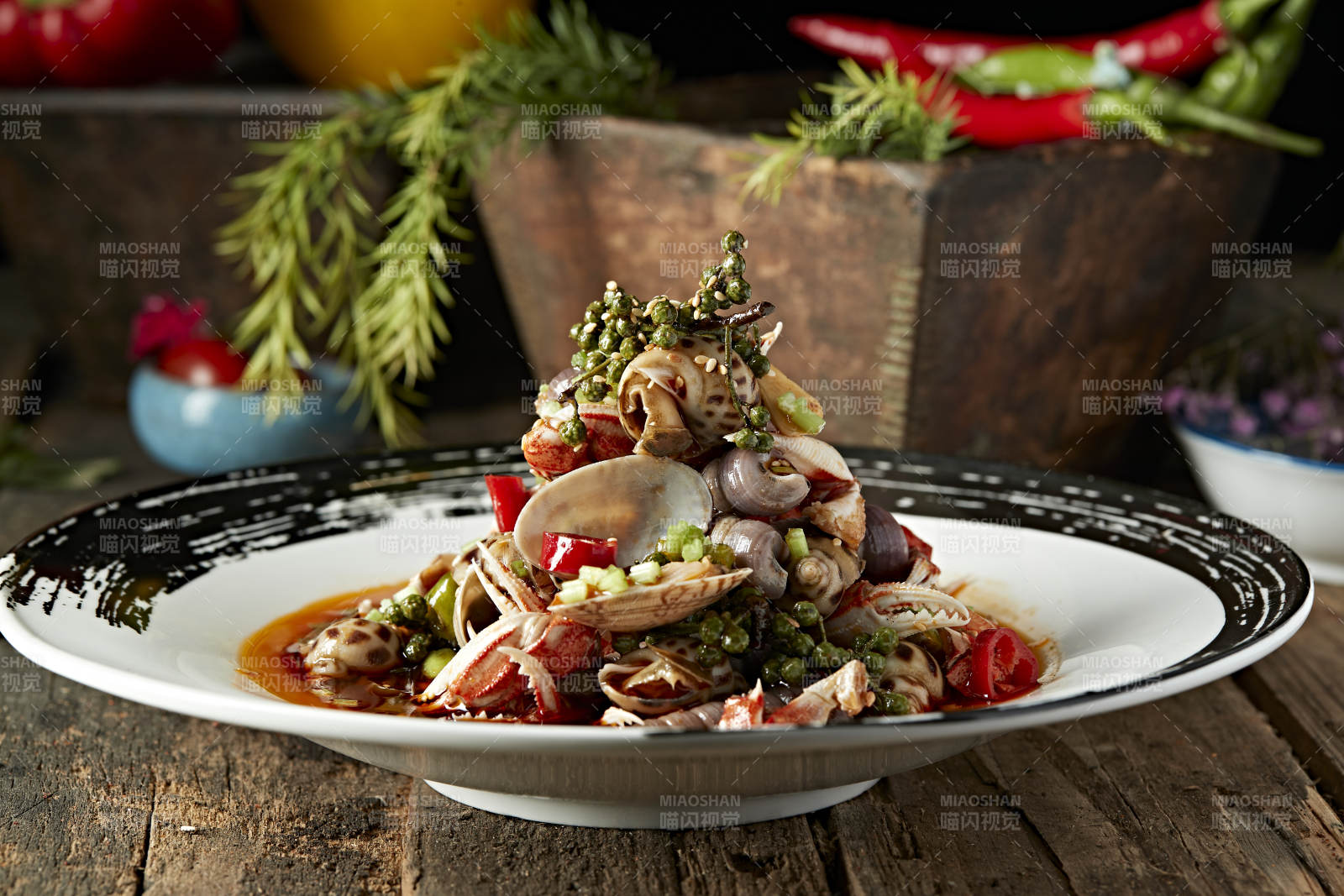 藤椒红油腌渍小海鲜图片