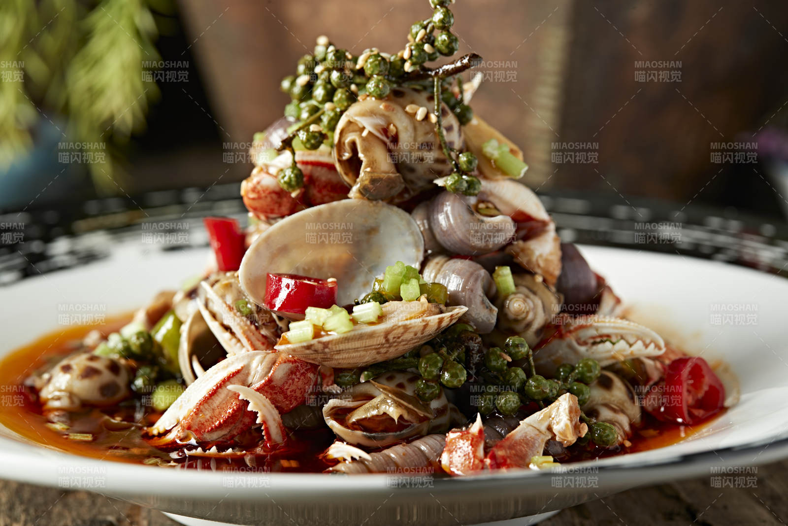 藤椒红油腌渍小海鲜图片