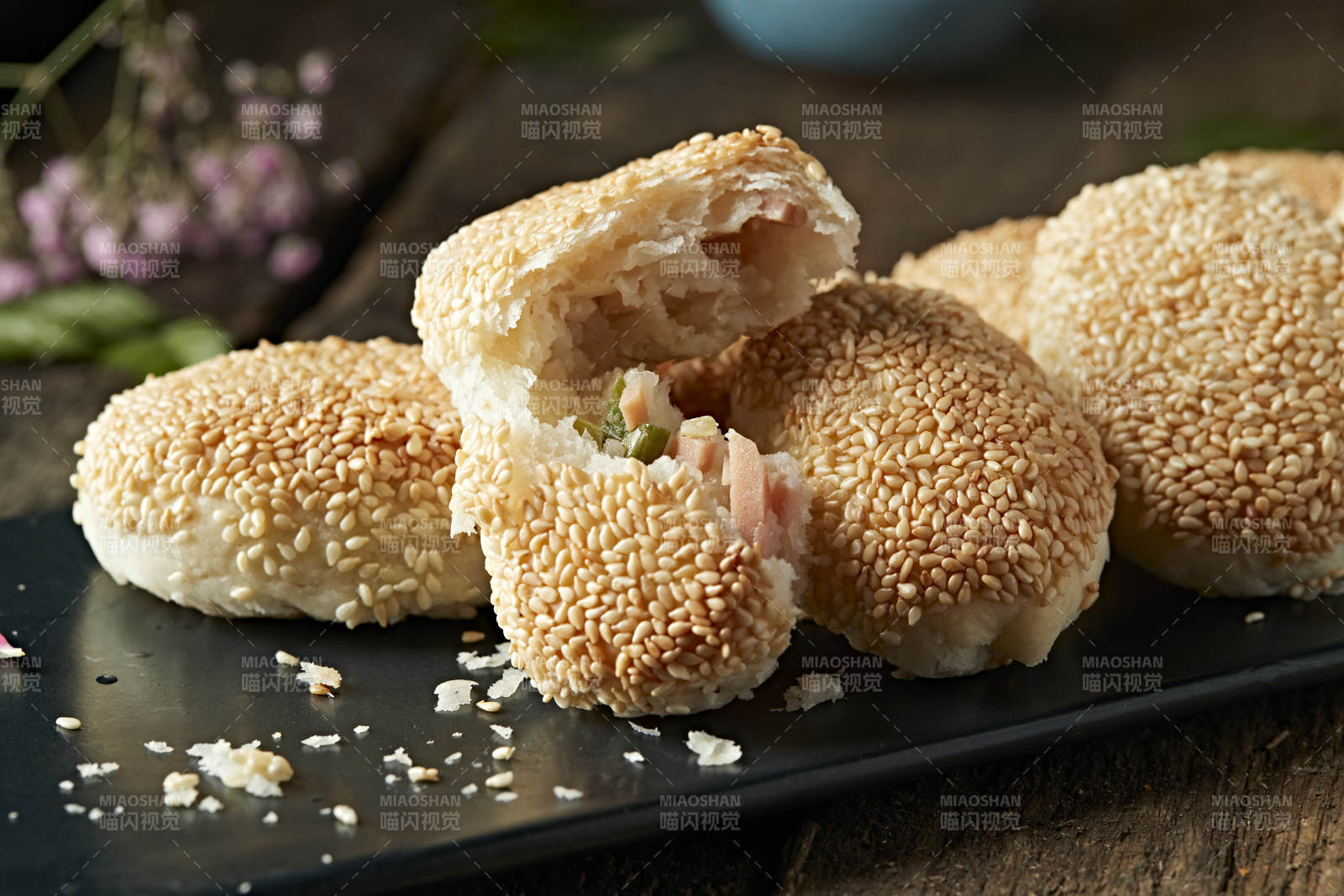 芝麻千层火腿馅料烧饼图片