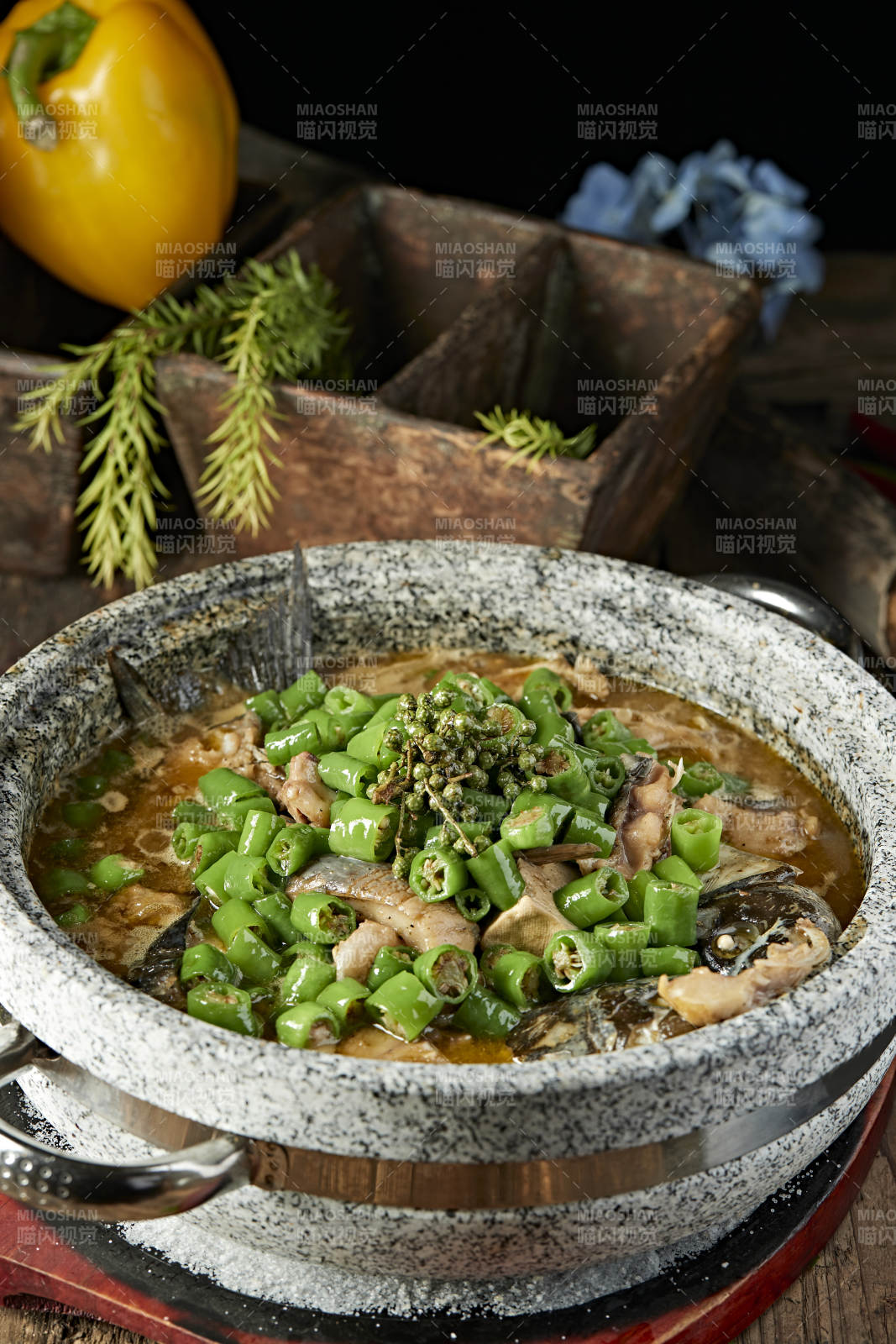 美味藤椒石锅清江鱼图片