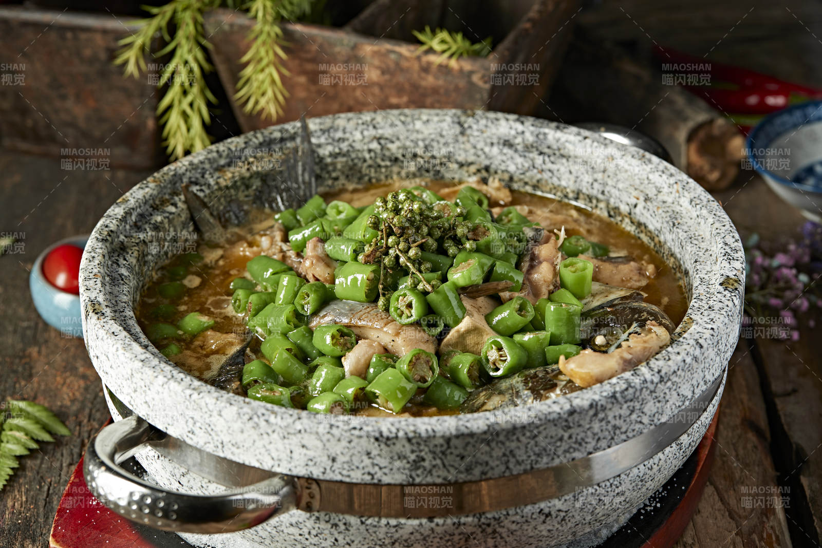 美味藤椒石锅清江鱼图片