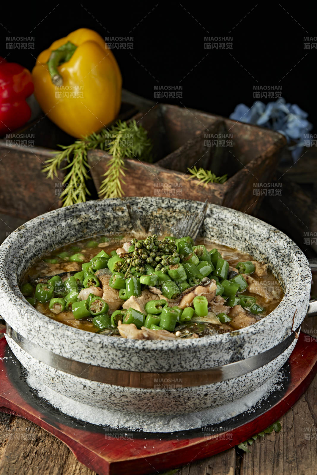 美味藤椒石锅清江鱼图片