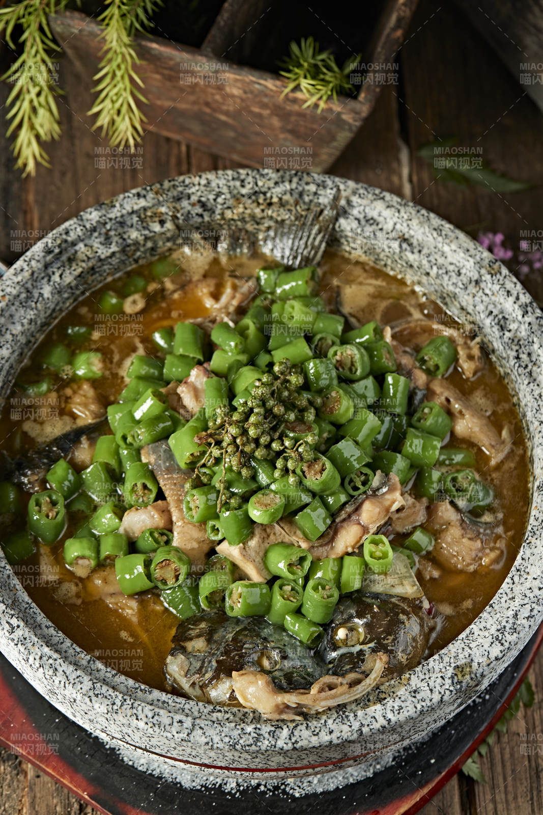 美味藤椒石锅清江鱼图片