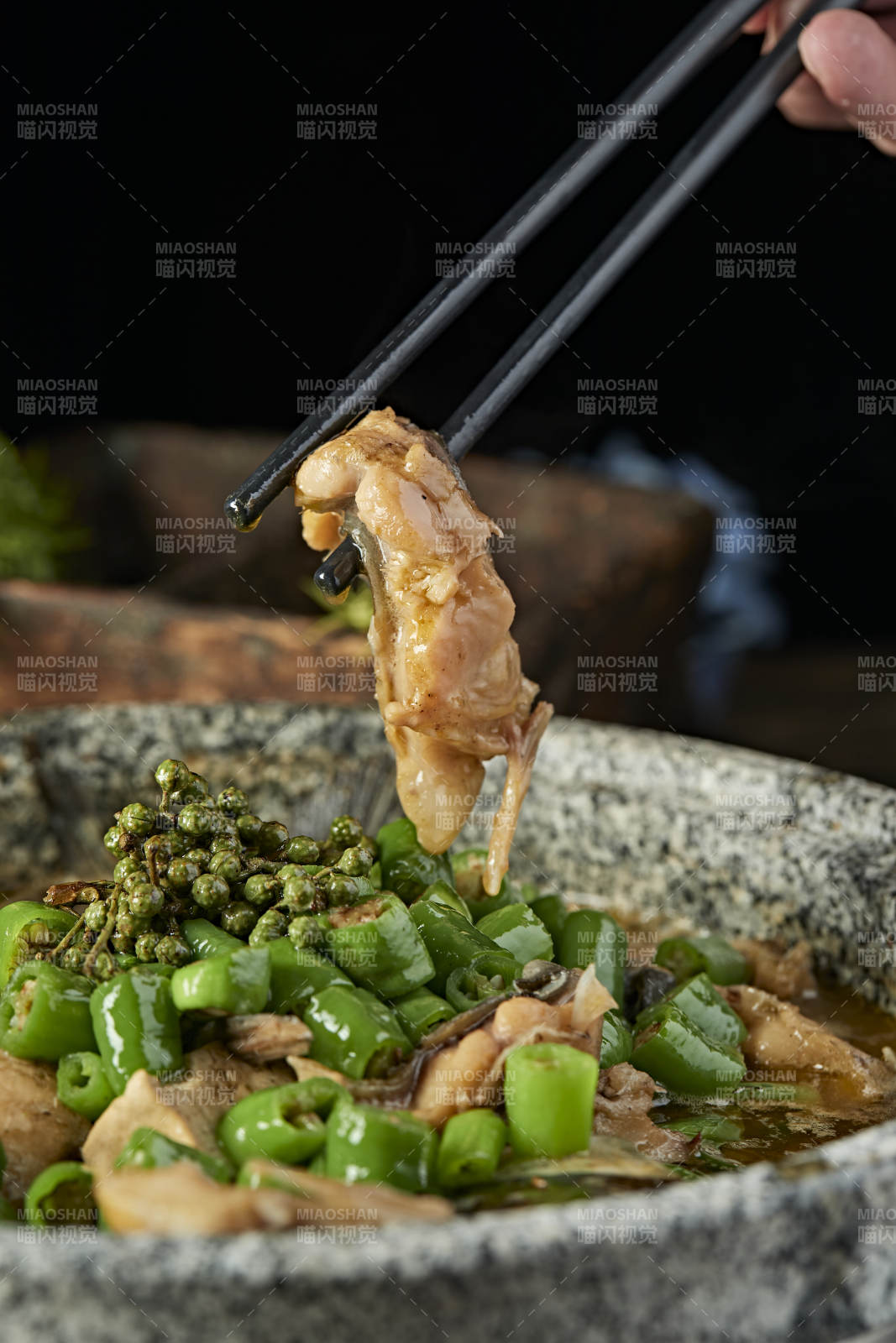 美味藤椒石锅清江鱼图片