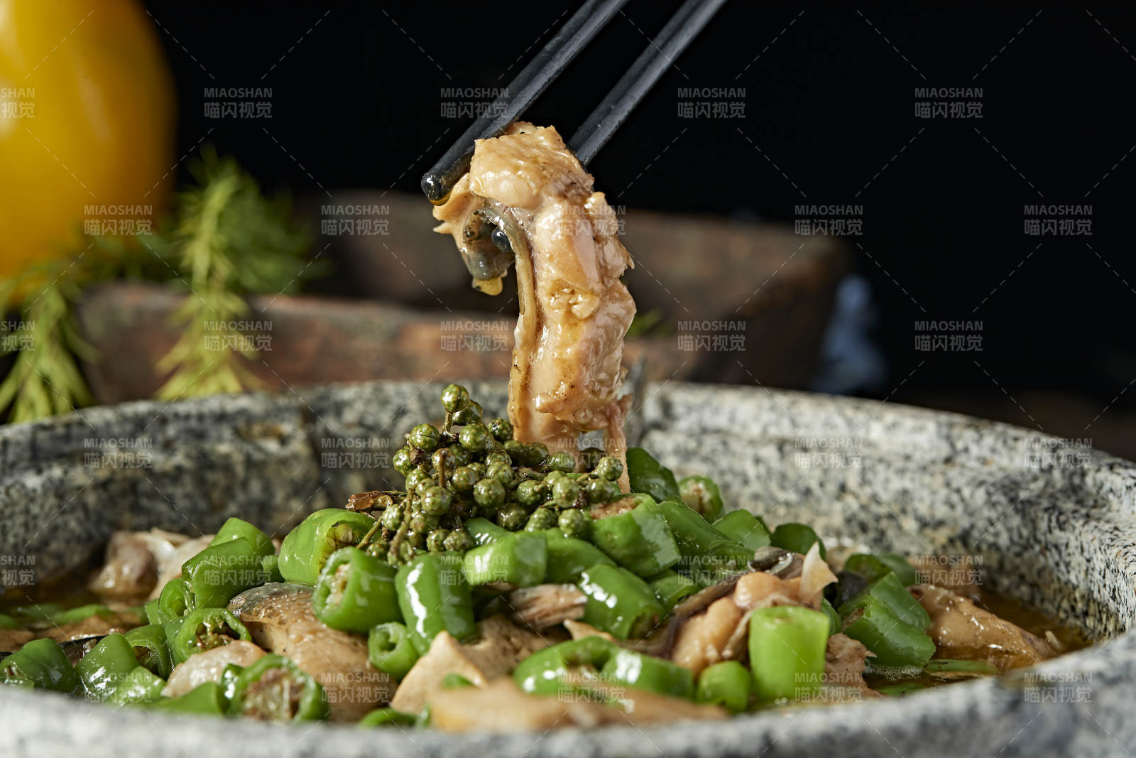 美味藤椒石锅清江鱼图片