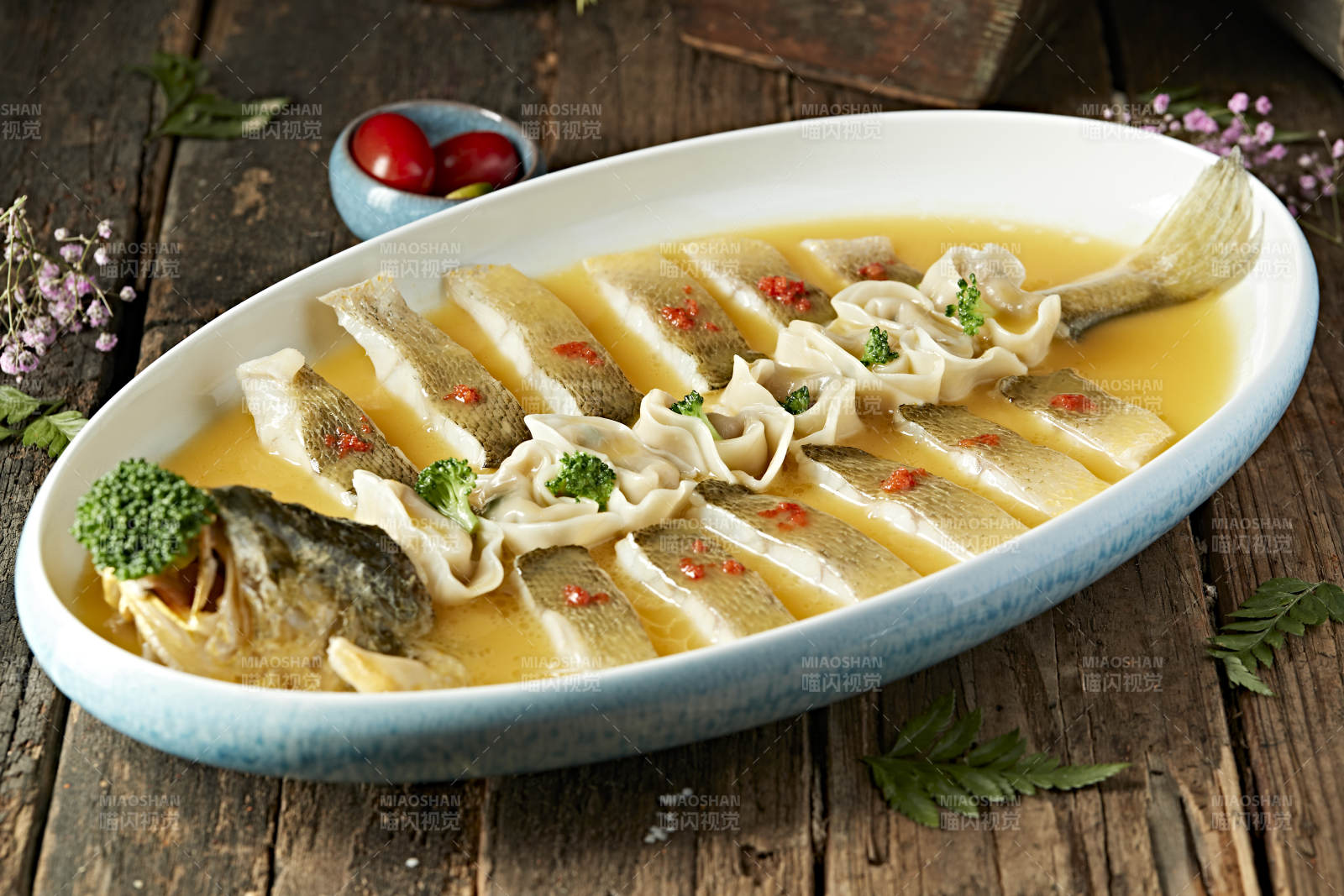 清蒸浓汤大黄鱼配三鲜小馄饨图片