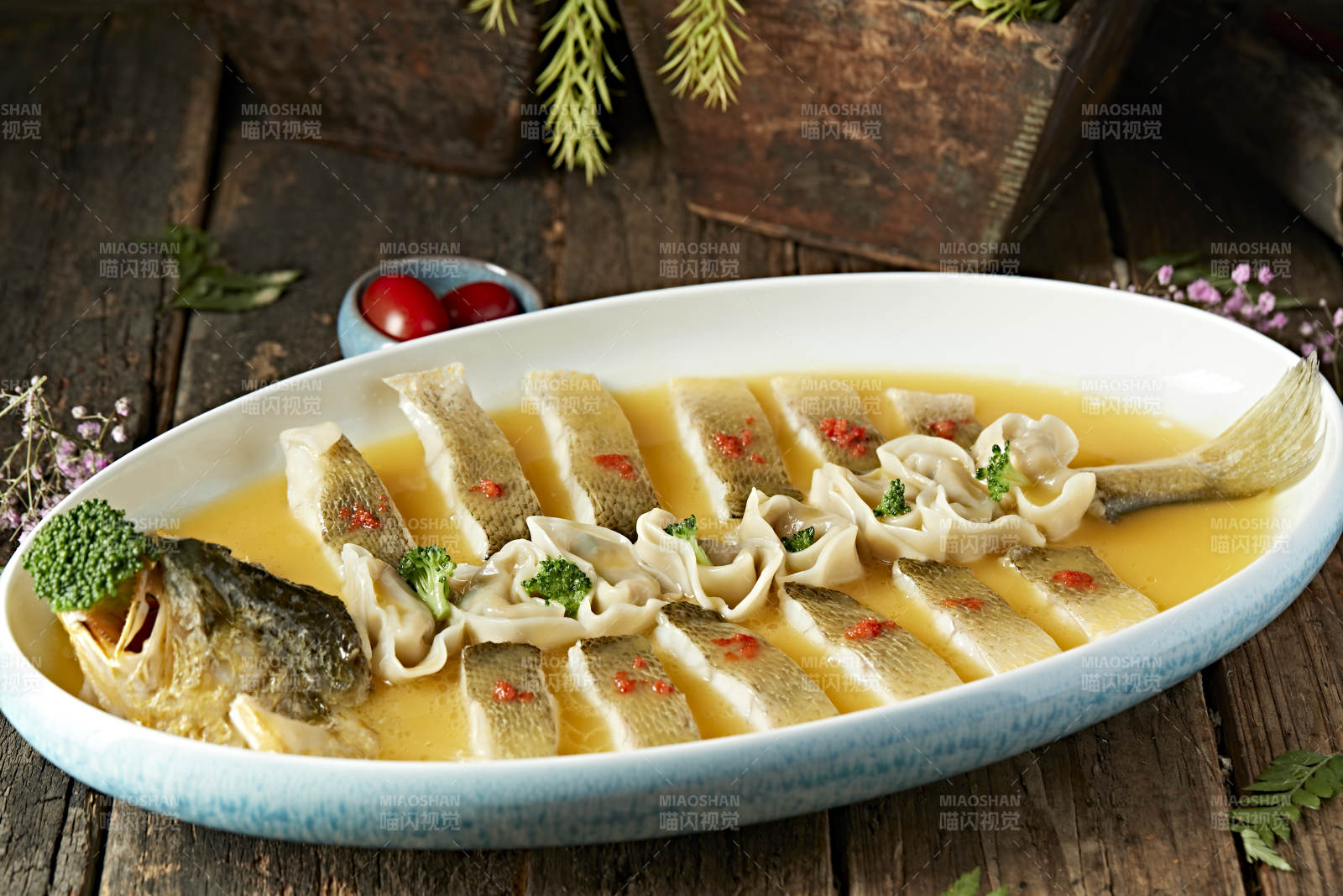 清蒸浓汤大黄鱼配三鲜小馄饨图片