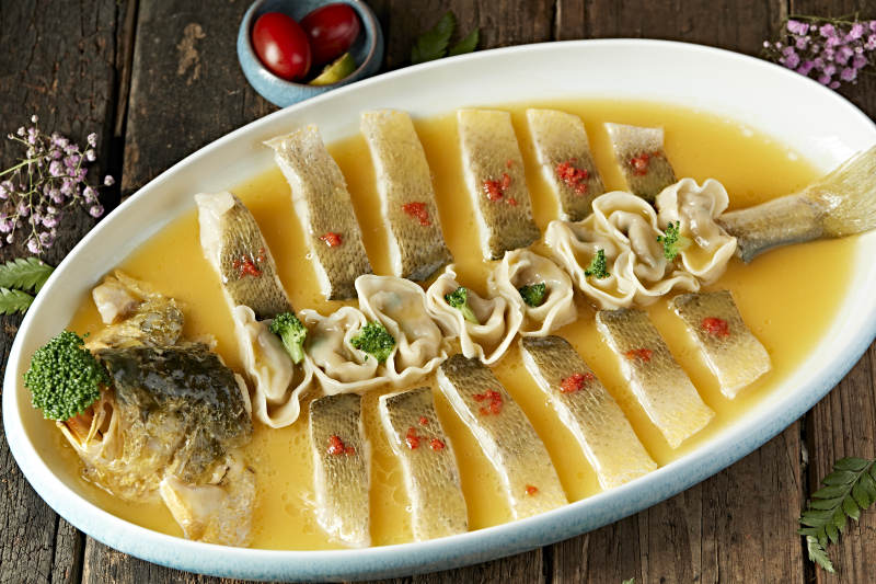 清蒸浓汤大黄鱼配三鲜小馄饨图片