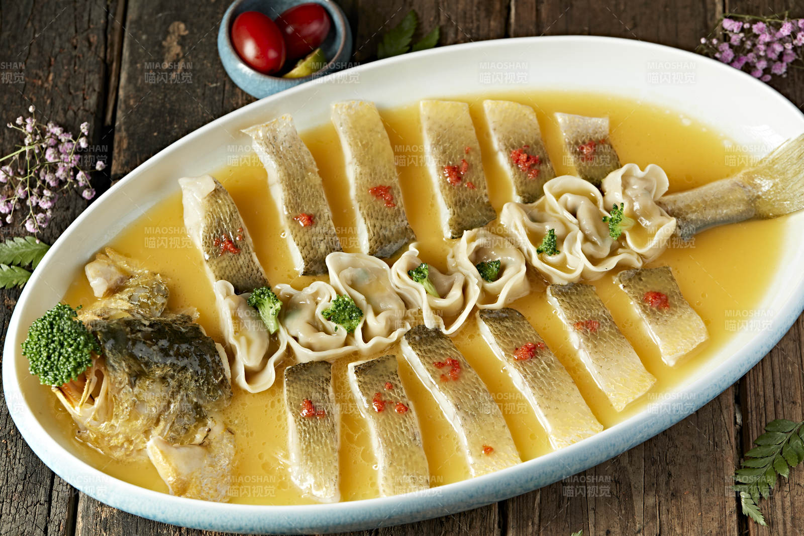 清蒸浓汤大黄鱼配三鲜小馄饨图片