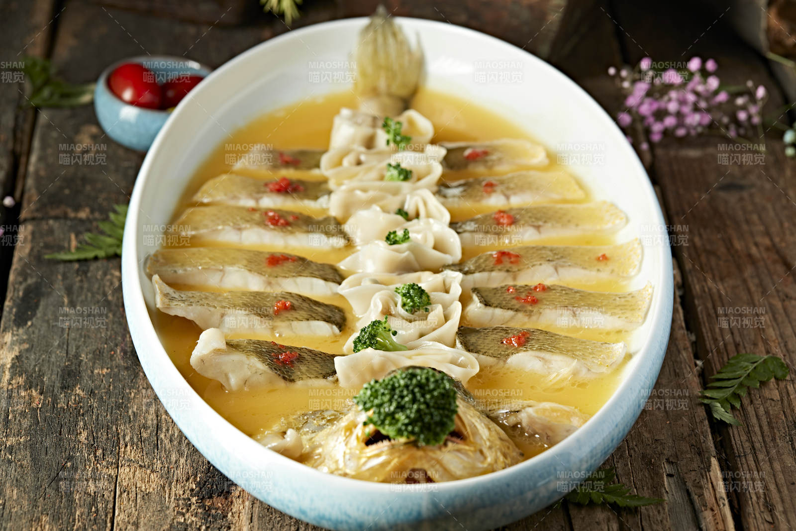 清蒸浓汤大黄鱼配三鲜小馄饨图片