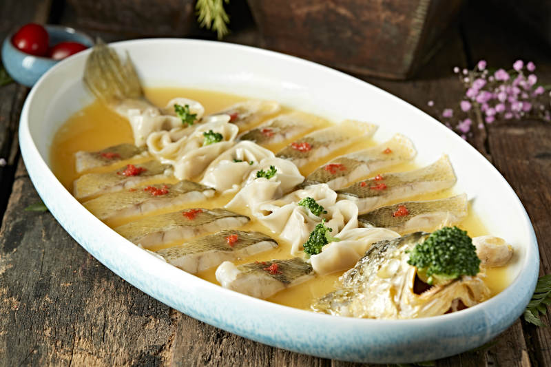 清蒸浓汤大黄鱼配三鲜小馄饨图片