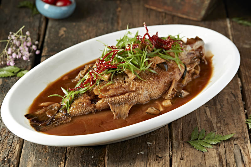 家常酱炖海鲈鱼图片