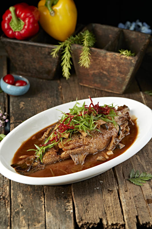 家常酱炖海鲈鱼图片