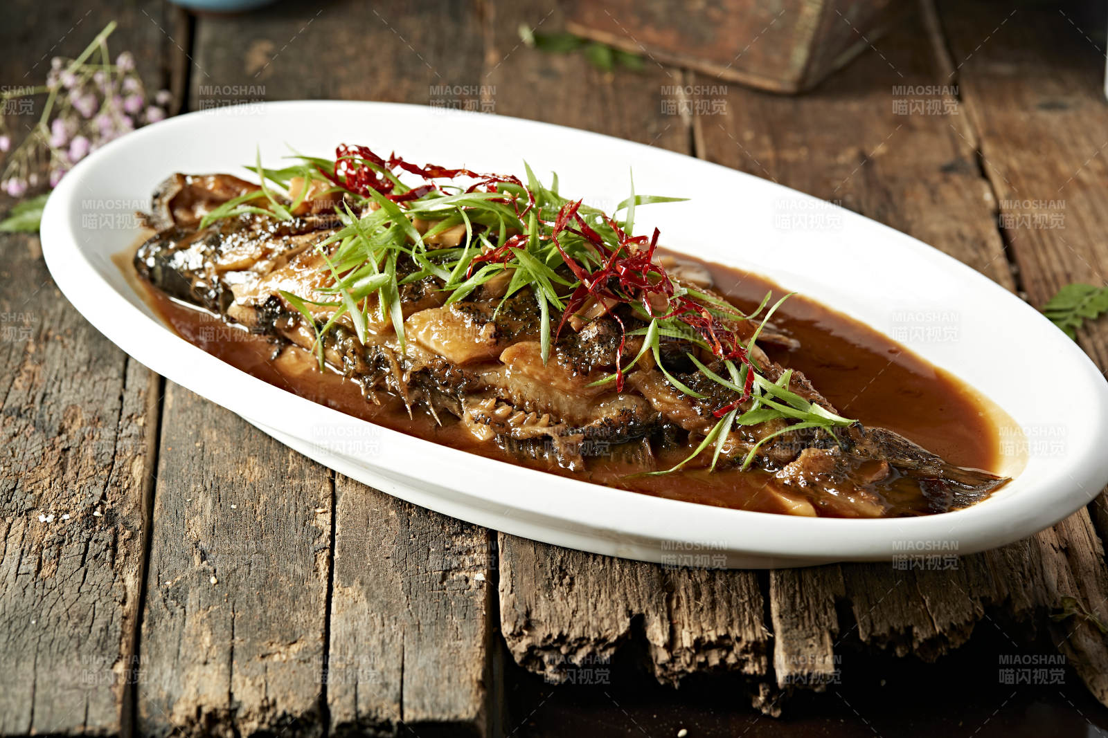 家常酱炖海鲈鱼图片