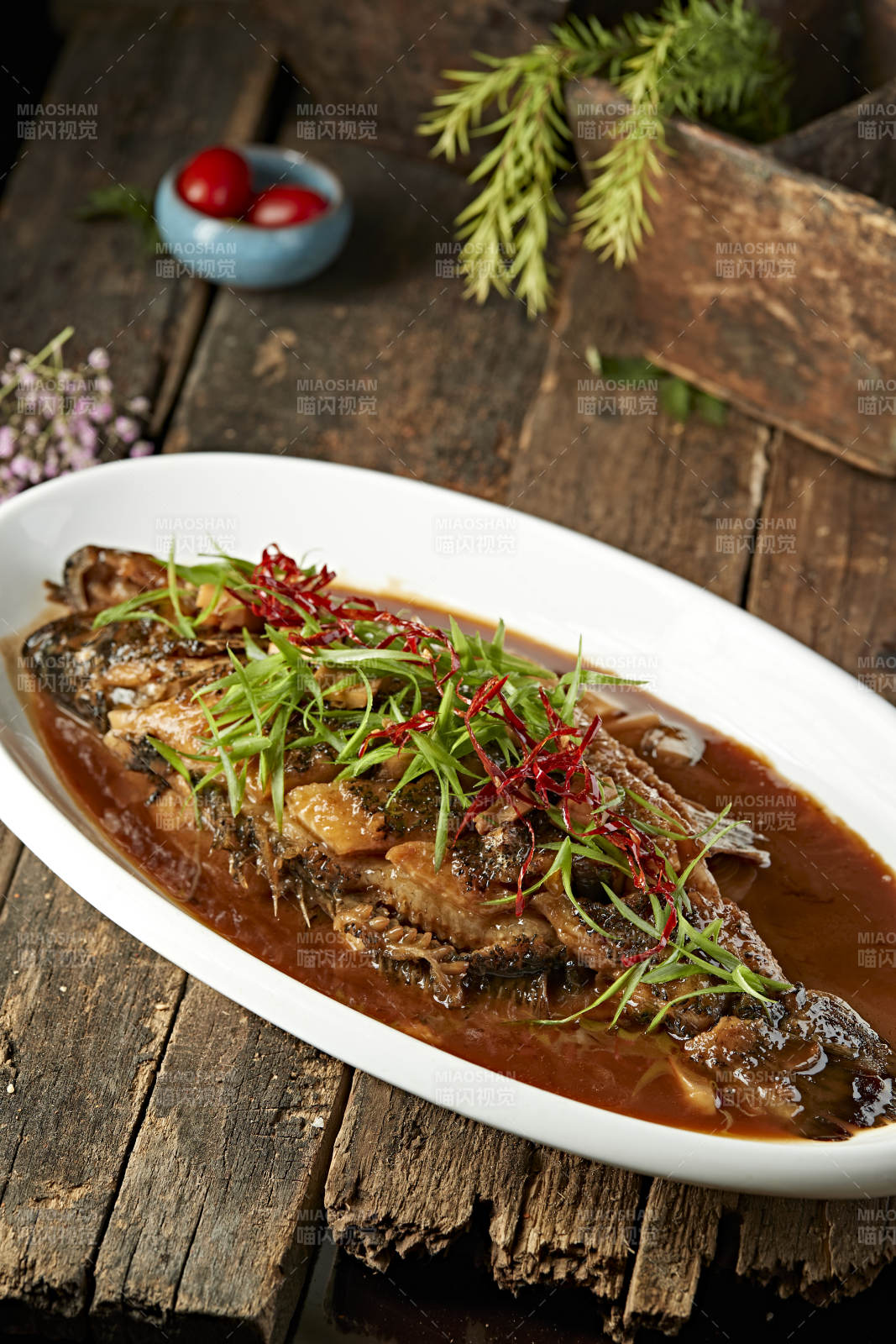 家常酱炖海鲈鱼图片