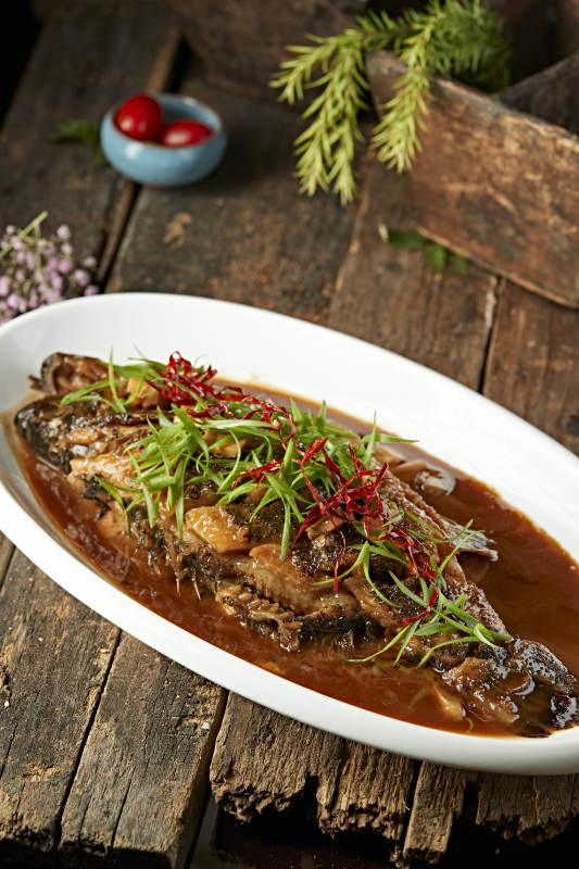 家常酱炖海鲈鱼图片