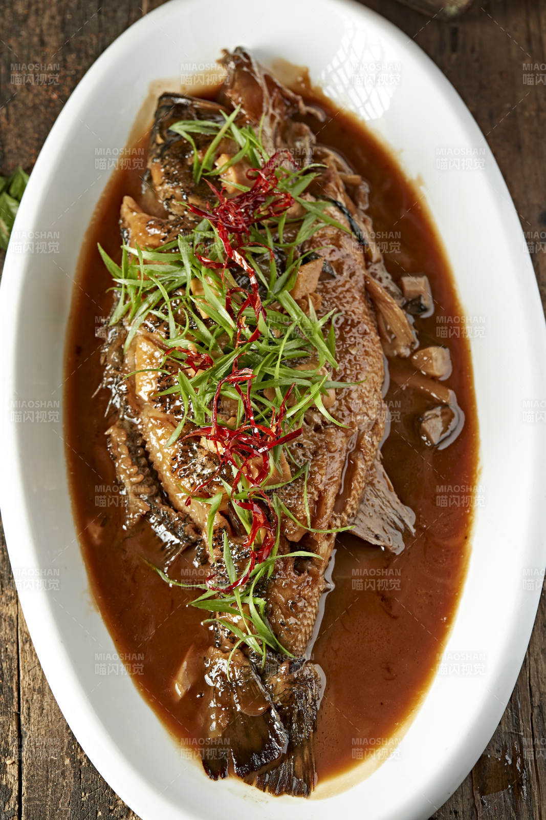 家常酱炖海鲈鱼图片