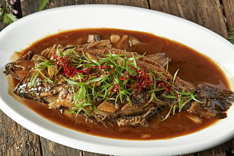 家常酱炖海鲈鱼图片
