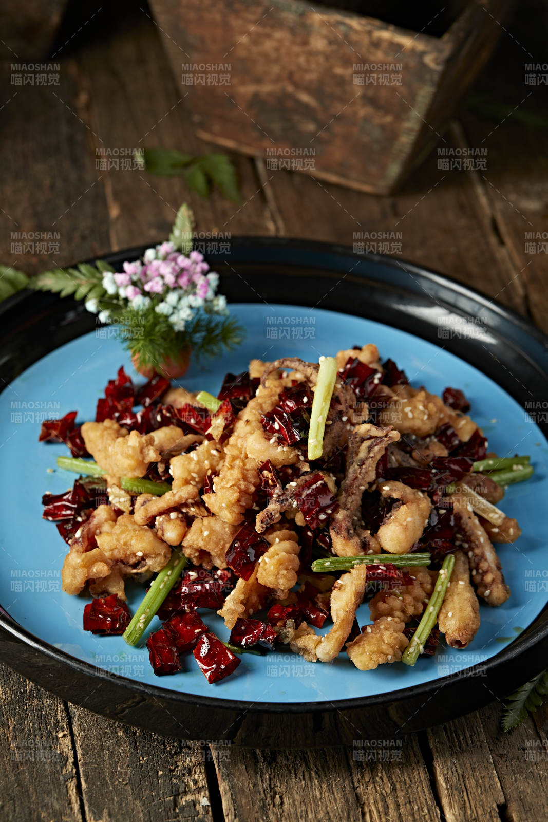 酥脆香炸麻辣鱿鱼须图片