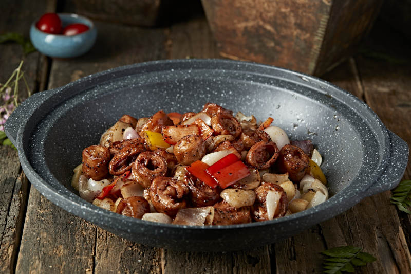 石锅彩椒洋葱肥肠图片