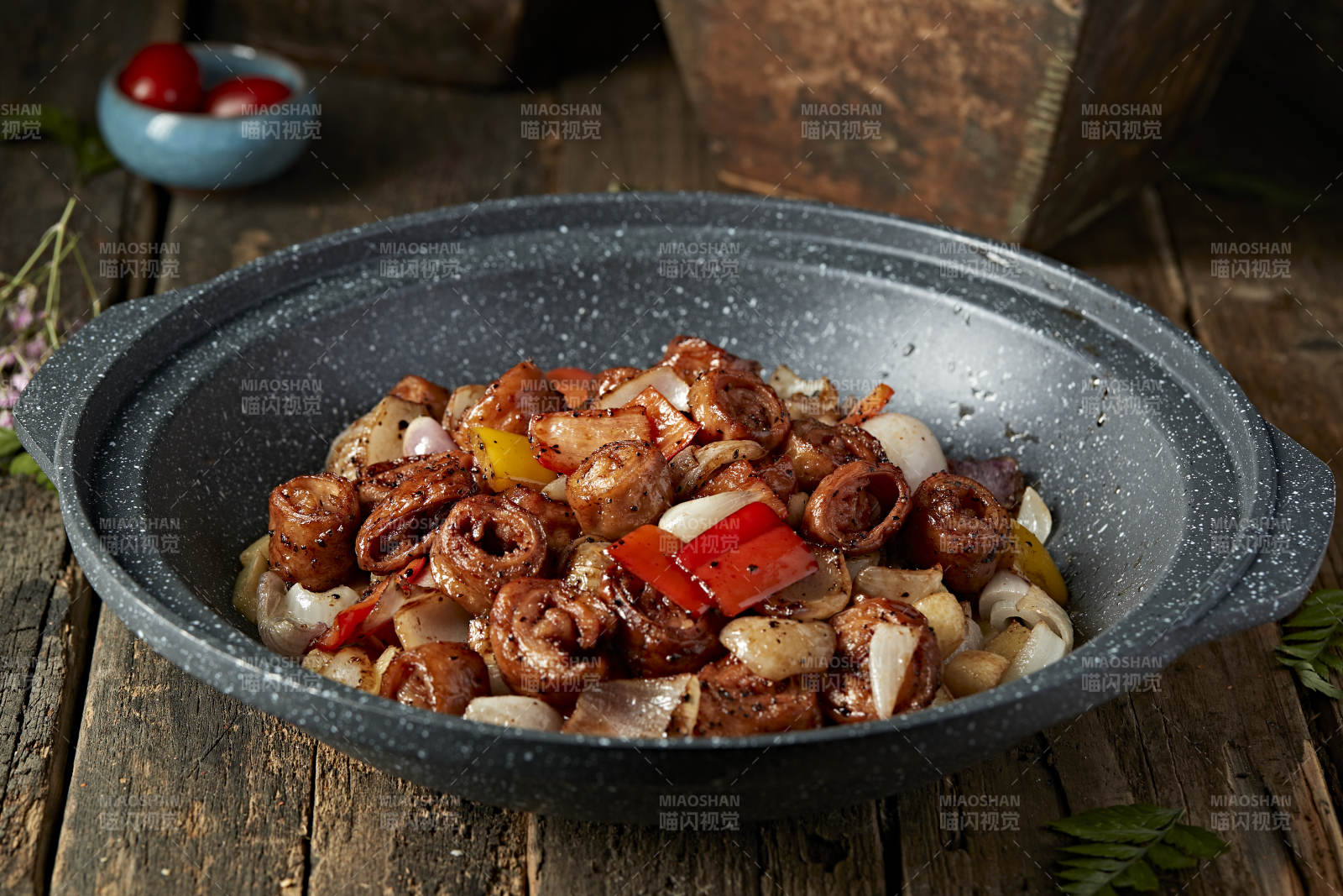 石锅彩椒洋葱肥肠图片