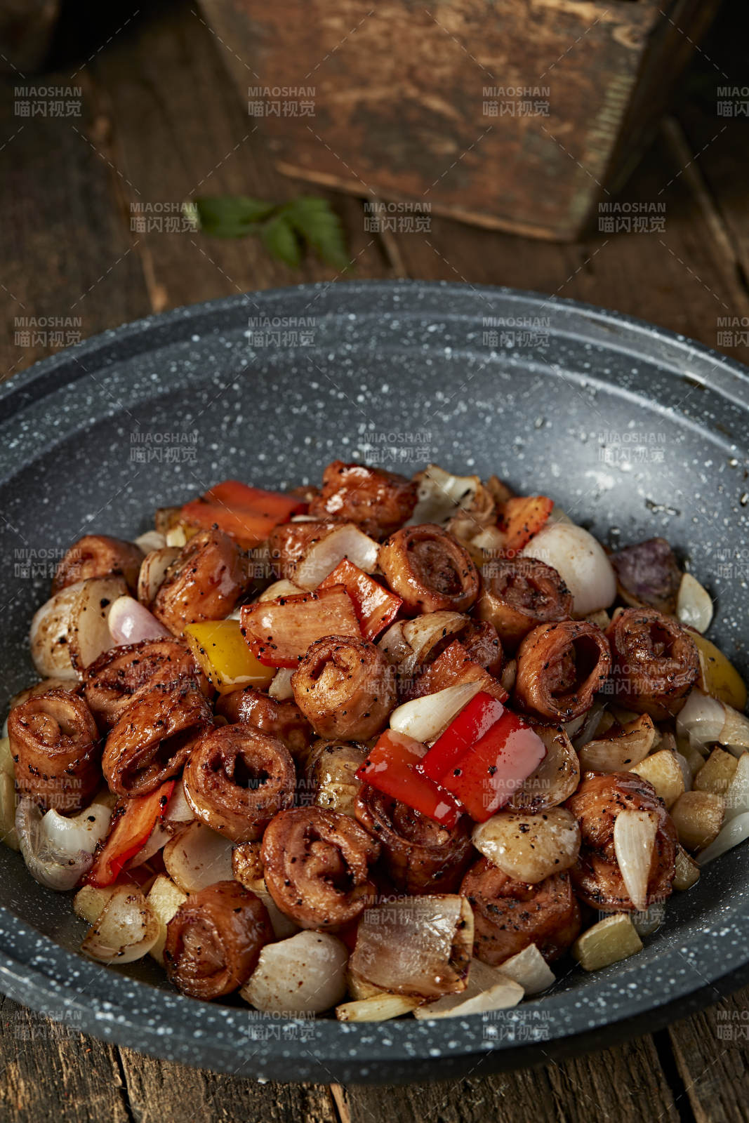石锅彩椒洋葱肥肠图片