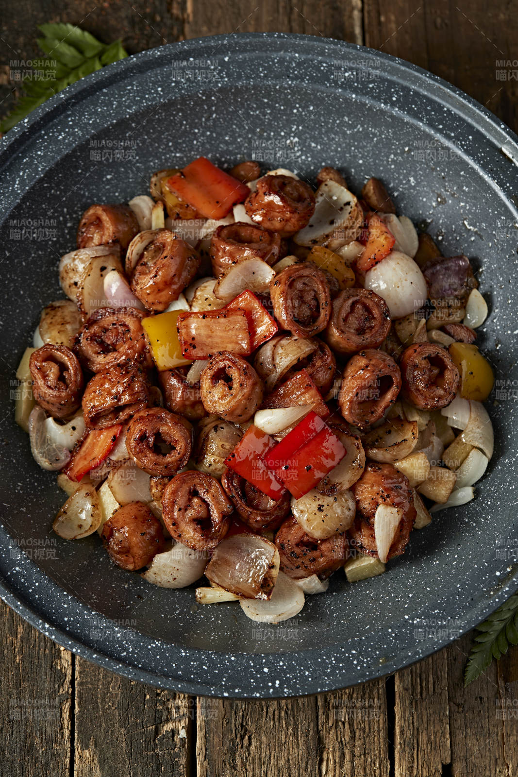 石锅彩椒洋葱肥肠图片