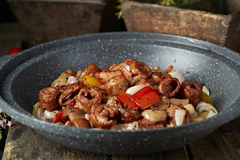 石锅彩椒洋葱肥肠图片