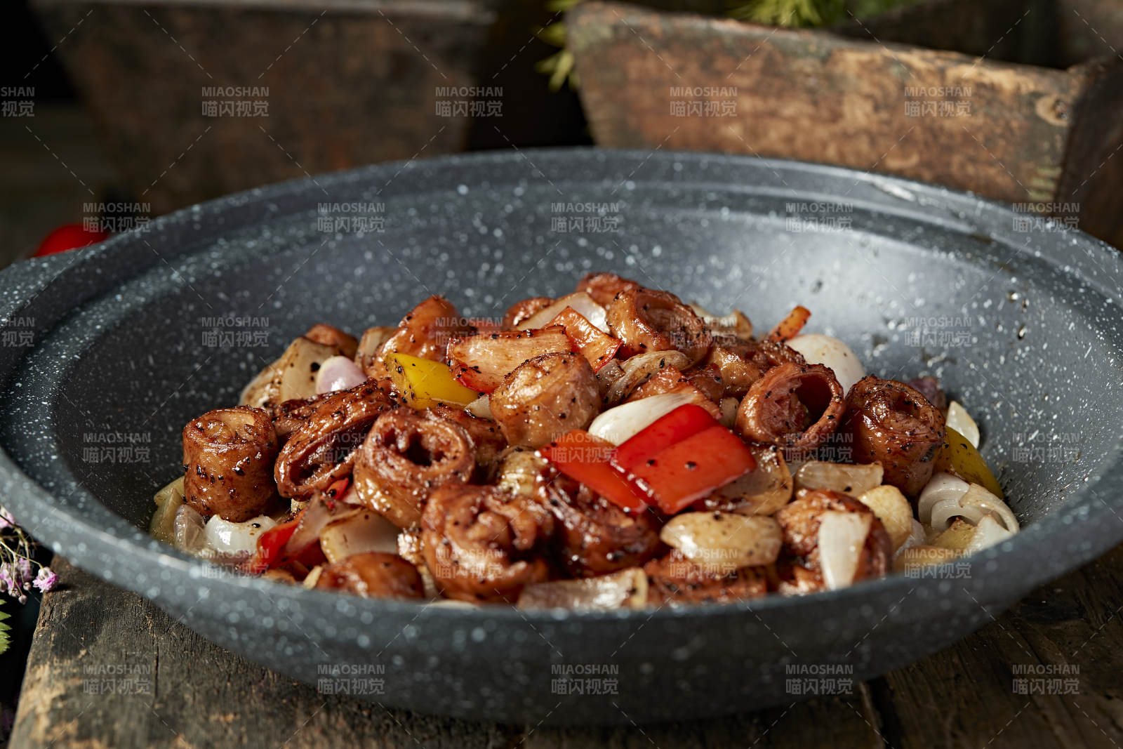 石锅彩椒洋葱肥肠图片