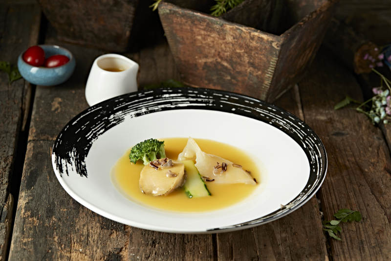 浓汤浇汁鱼肚鲜鲍鱼图片