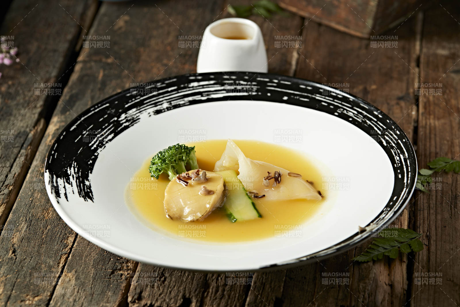 浓汤浇汁鱼肚鲜鲍鱼图片