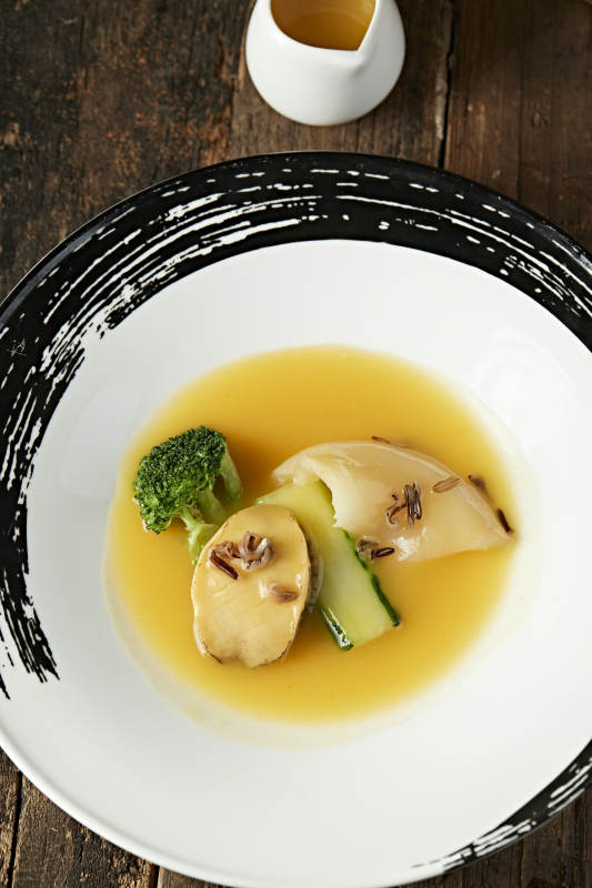 浓汤浇汁鱼肚鲜鲍鱼图片