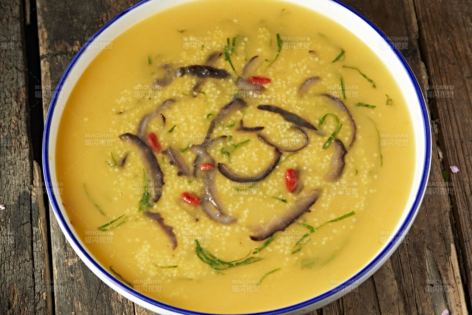 枸杞海参金米粥图片