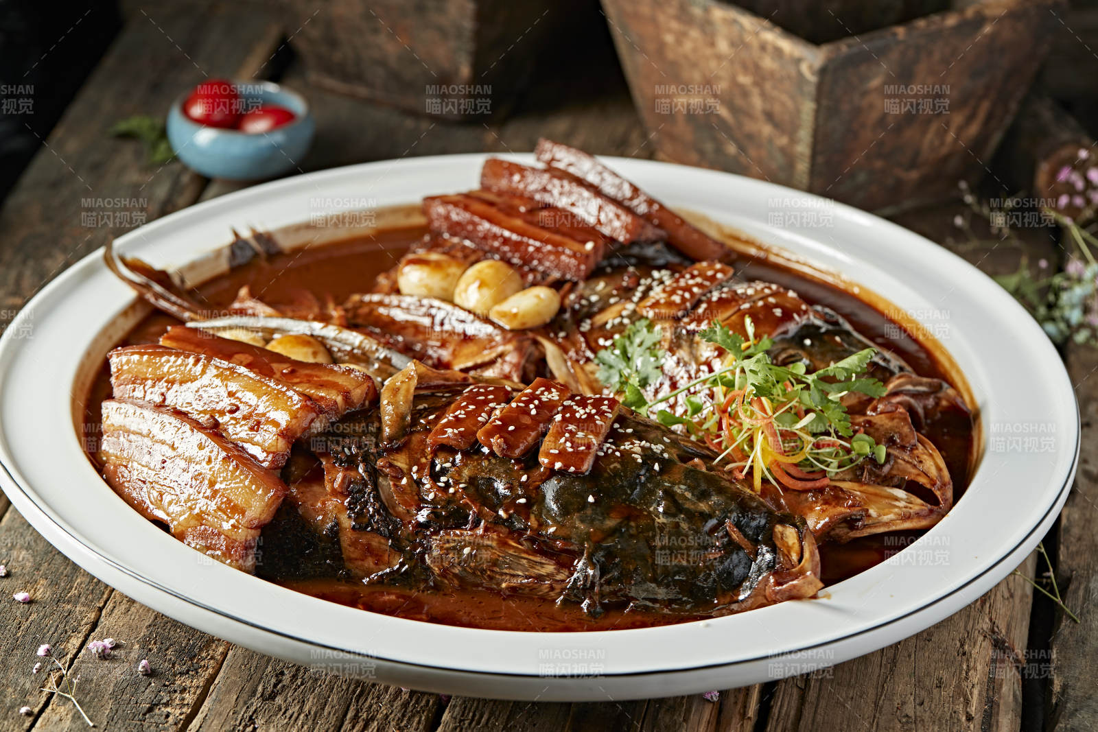 酱香五花肉炖千岛湖野生大鲢鱼头图片